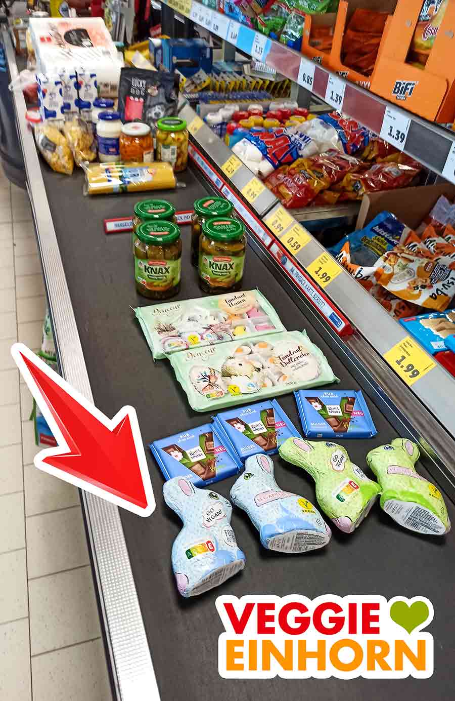 Supermarkt Kassenband mit veganen Süßigkeiten und Schokolade Vegane Osterhasen, vegane Schokolade und vegane Süßigkeiten an der Kasse bei Penny