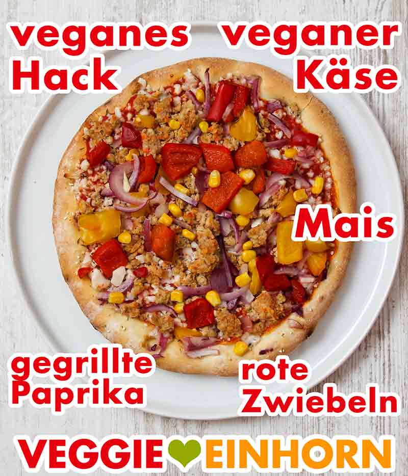 Die Pizza ist belegt mit veganem Hackfleisch, veganem Käse, Mais, gegrillter Paprika und roten Zwiebeln. Fertig gebackene vegane Pizza Taco Style von Penny