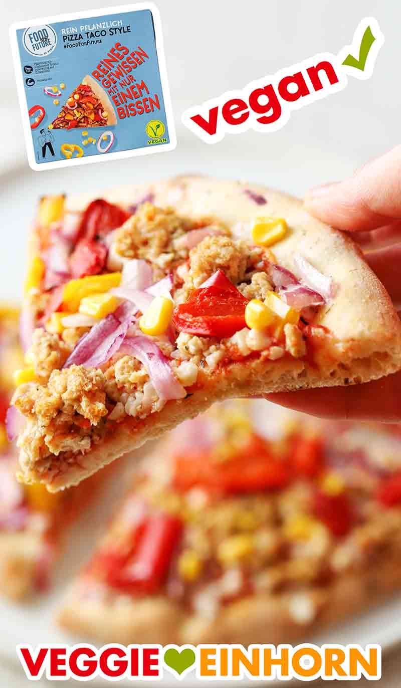 Die vegane Pizza von Penny ist sehr lecker. Ein Stück vegane Pizza Taco Style von Penny