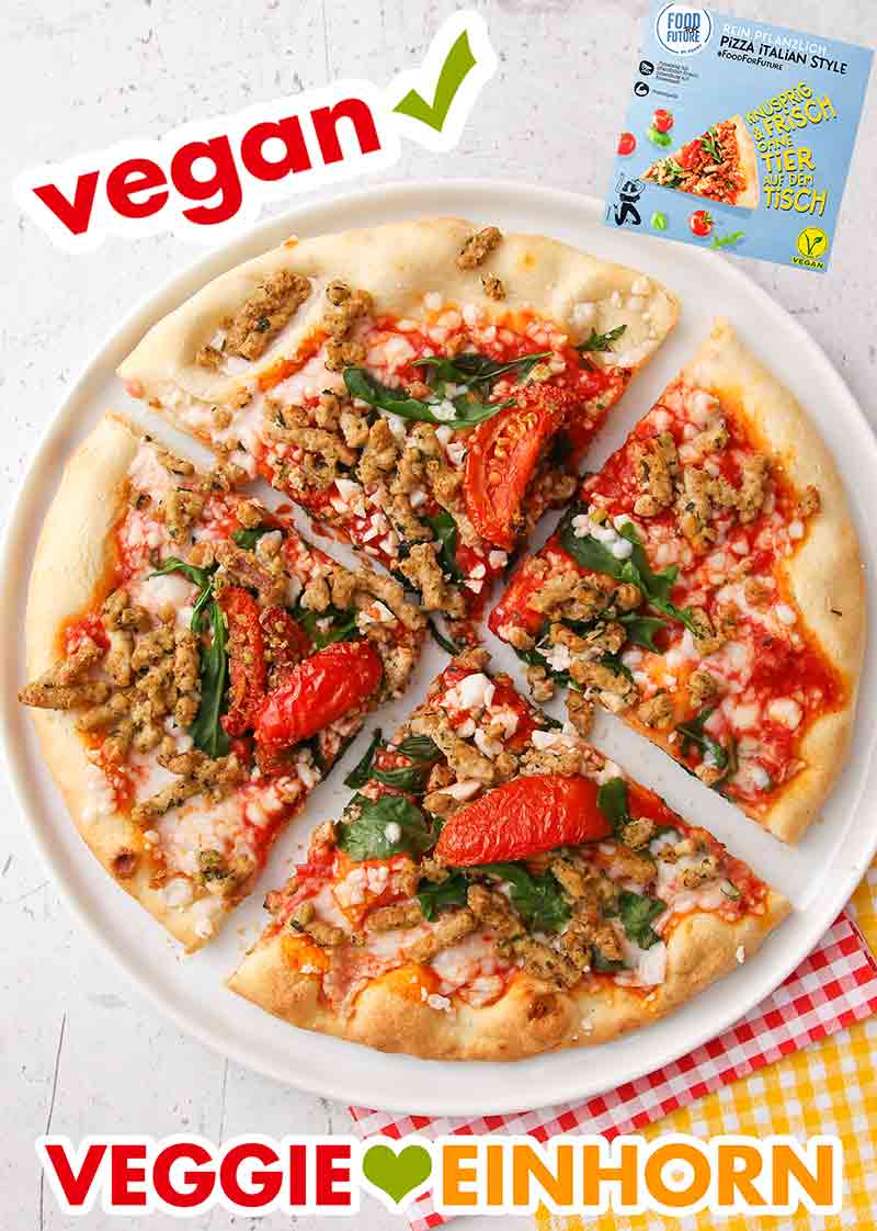 Die Pizza ist lecker und empfehlenswert. In vier Stücke geteilte vegane Pizza von Penny