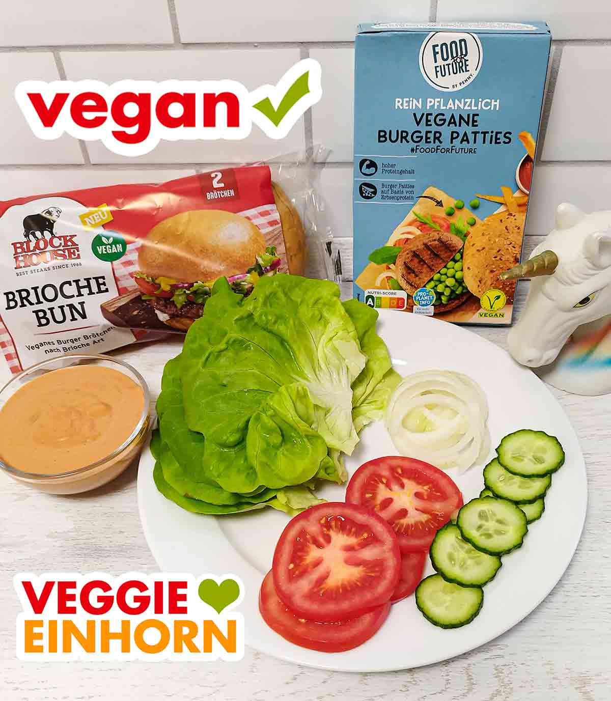 Vegane Brioche Buns von Block House, vegane TK-Burger Patties von Penny, selbstgemachte vegane Burgersoße, Salat, Zwiebel, Tomate und Gurke Vorbereitete Zutaten für vegane Burger
