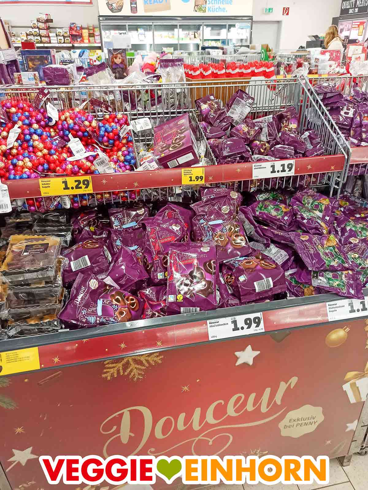 Von Douceur gibt es vegane und nicht vegane Süßigkeiten. Regal mit Weihnachtssüßigkeiten von Douceur bei Penny