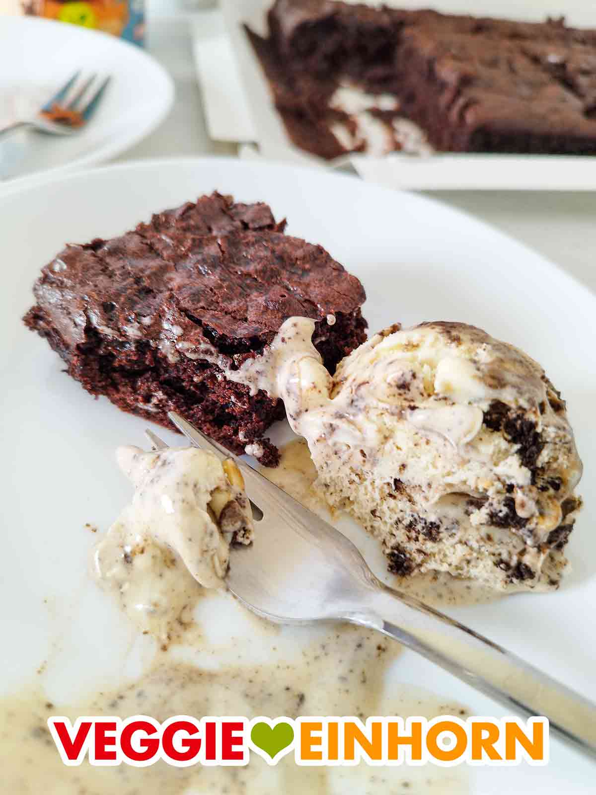 Veganer Brownie aus der Dr. Oetker Backmischung und eine Kugel veganes Eis von Penny Vegane Eiscreme von Penny mit einem veganen Brownie von Dr. Oetker