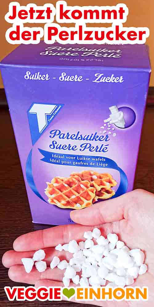 Nach der Gehzeit kommt der Perlzucker dazu. Eine Packung belgischer Perlzucker und Perlzucker auf einer Hand