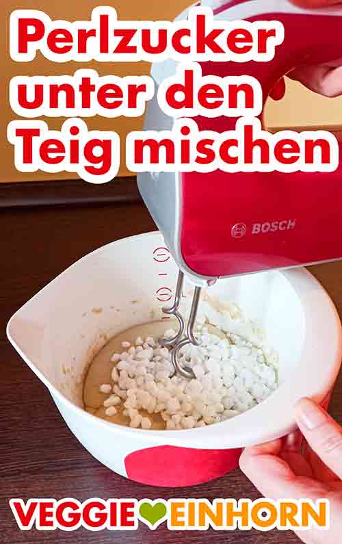 Der Perlzucker wird unter den Teig gemischt. Untermischen des Perlzuckers mit dem Handrührgerät