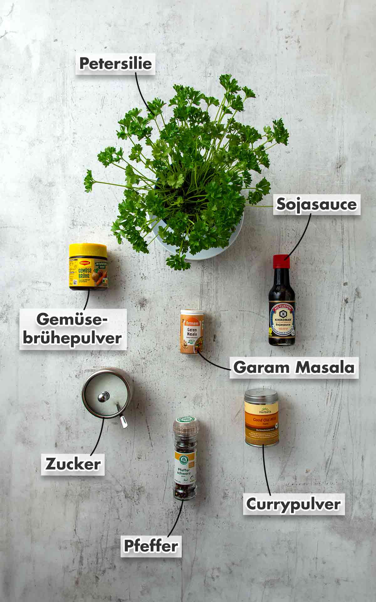 Ein Topf frische Petersilie, Maggi Gemüsebrühe Pulver, Kikkoman Sojasauce, Zucker, Ostmann Garam Masala, Lebensbaum Pfeffer schwarz, Herbaria Good Old Mild Curry Petersilie, Gemüsebrühe Pulver, Sojasauce, Zucker, Garam Masala, Pfeffer, Currypulver