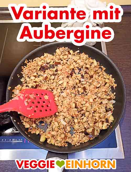 Gebratene Nüsse und Auberginen Würfel Die angebratenen Auberginenwürfel in der Pfanne