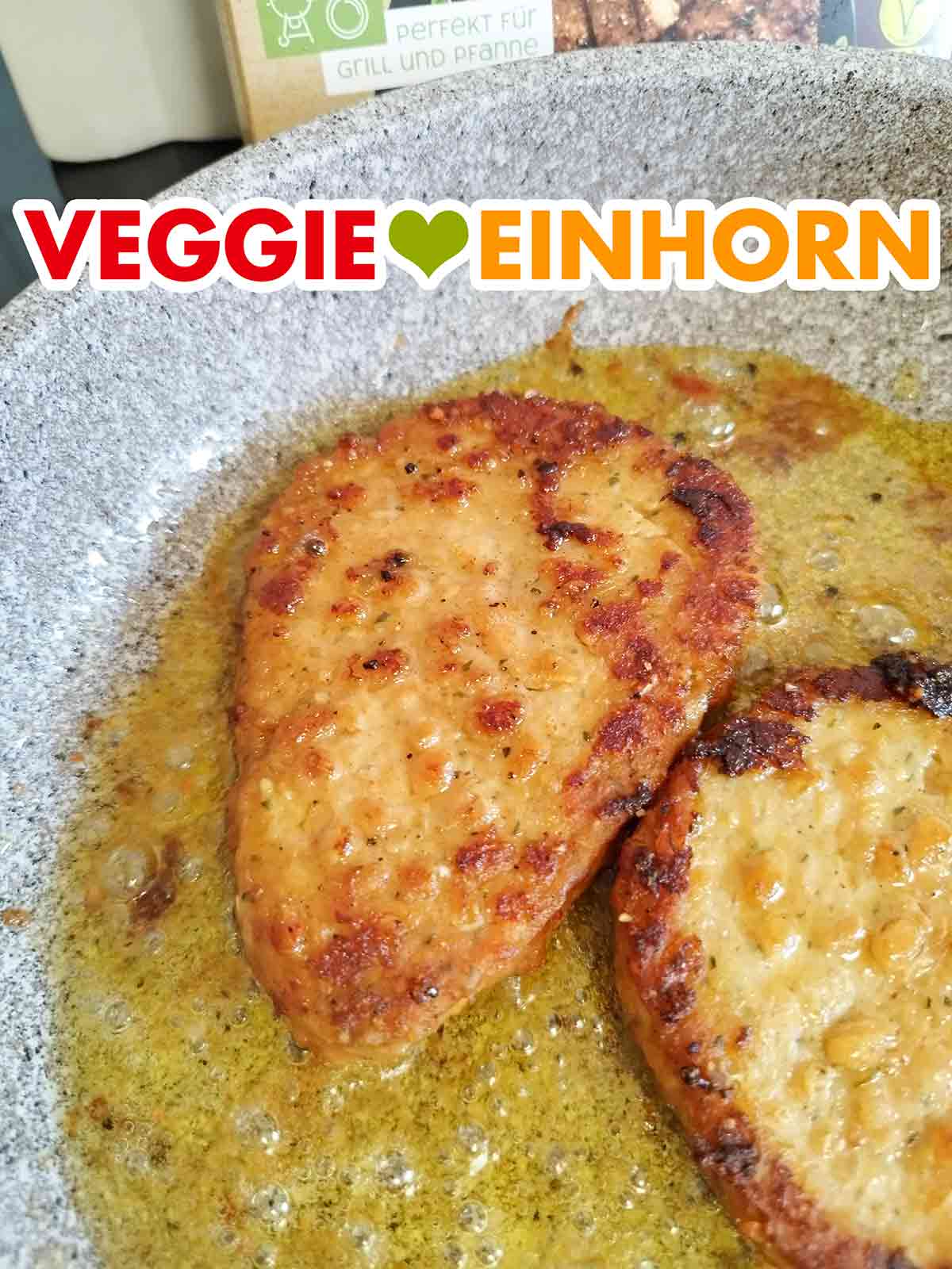 Beim Braten in der Pfanne ist aus den veganen Steaks Öl ausgetreten. Nahaufnahme der veganen Steaks Wild Pepper von Green Legend in der Pfanne