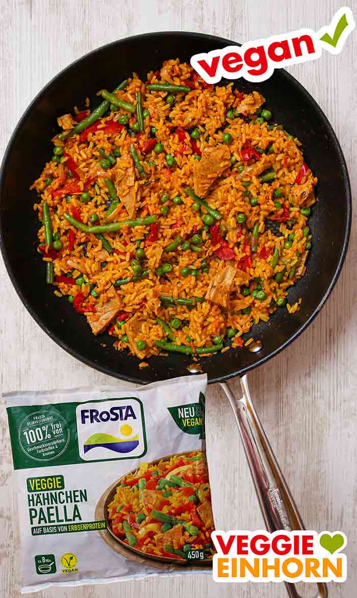 Die Veggie Hähnchen Paella von Frosta in einer Pfanne Pfanne mit veganer Hähnchen Paella von Frosta
