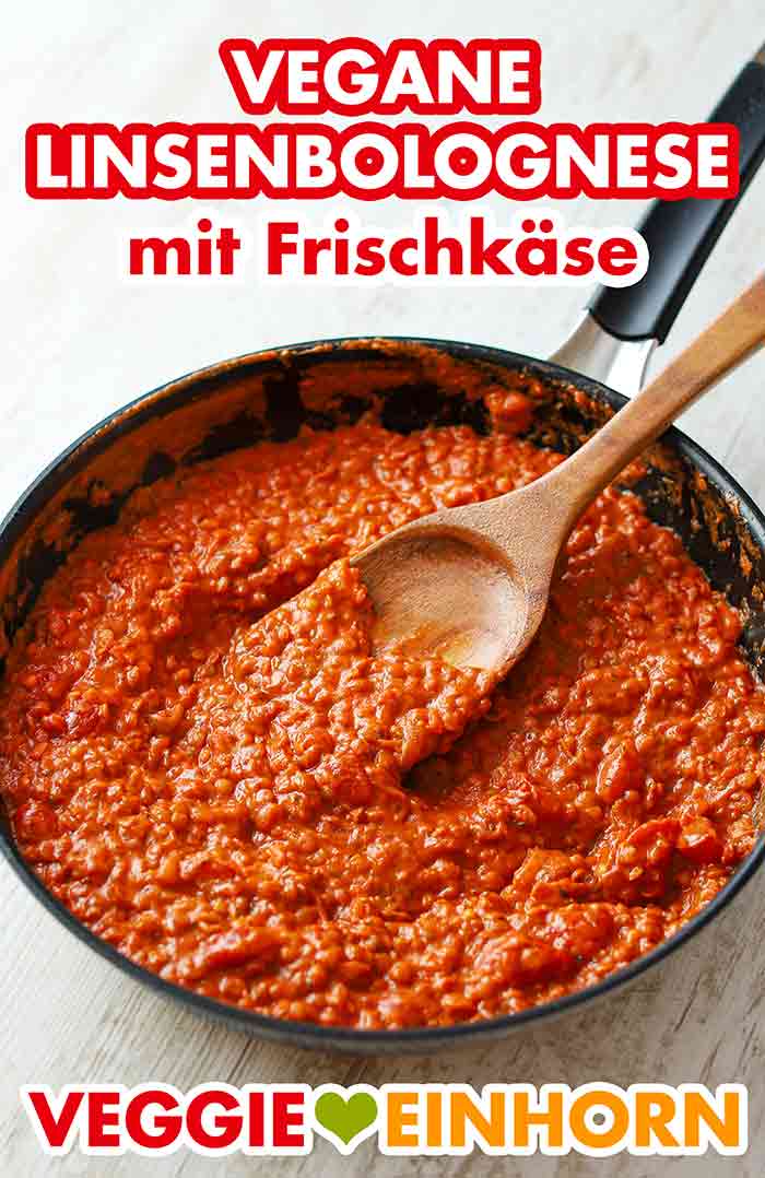 Die Linsenbolognese mit veganem Frischkäse ist fertig. Pfanne mit veganer Linsenbolognese mit Frischkäse