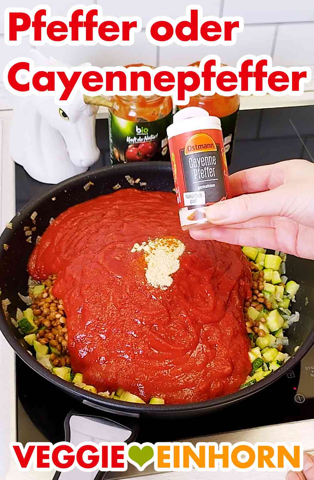 Du kannst Cayennepfeffer oder schwarzen Pfeffer nehmen. Würzen mit Cayennepfeffer