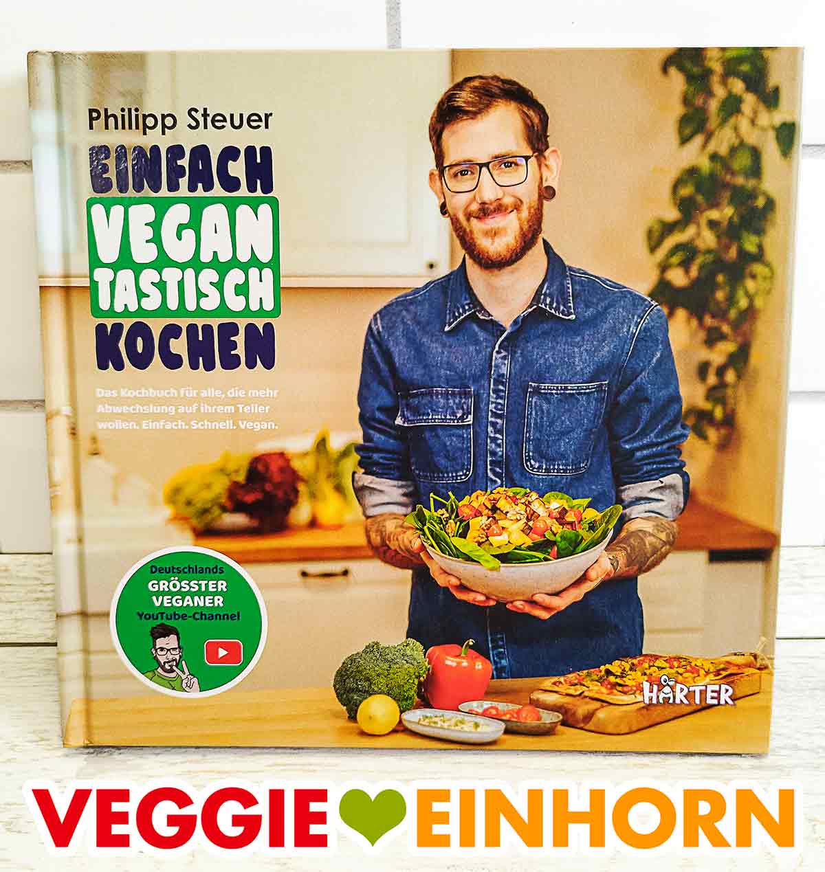 Das Buch Einfach vegantastisch kochen von Philipp Steuer enthält über 50 vegane Rezepte. Philipp Steuer Einfach vegantastisch kochen