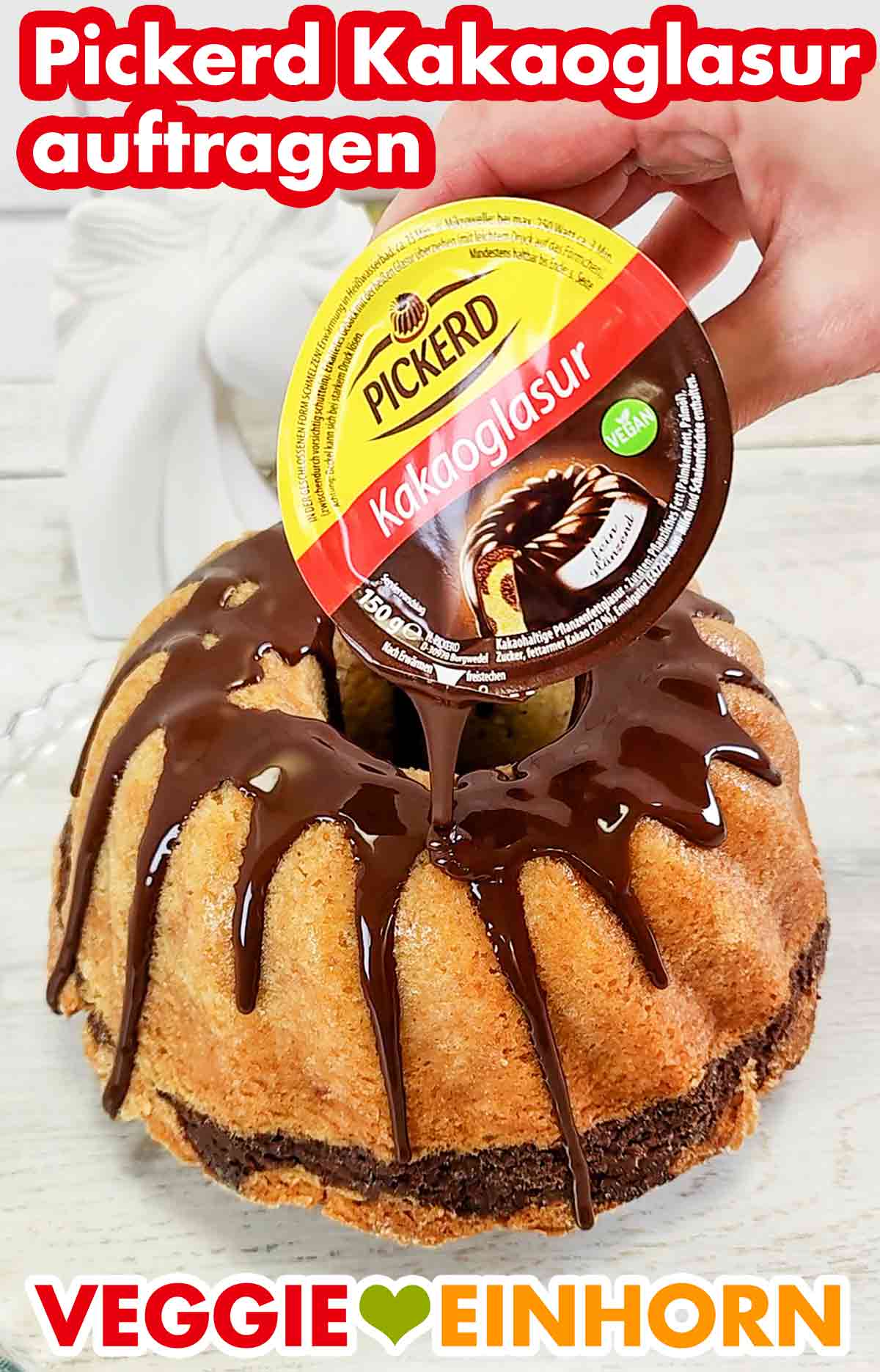 Die heiße Schokoglasur wird auf das kalte Gebäck gegossen. Die geschmolzene Pickerd Kakaoglasur wird auf einen veganen Marmorkuchen aufgetragen.