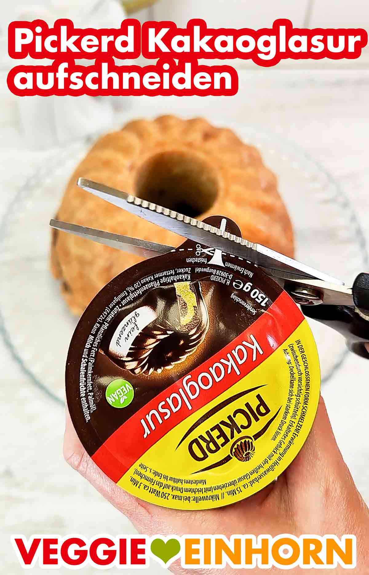 Die Pickerd Kakaoglasur wird geöffnet. Aufschneiden der Pickerd Kakaoglasur mit einer Schere