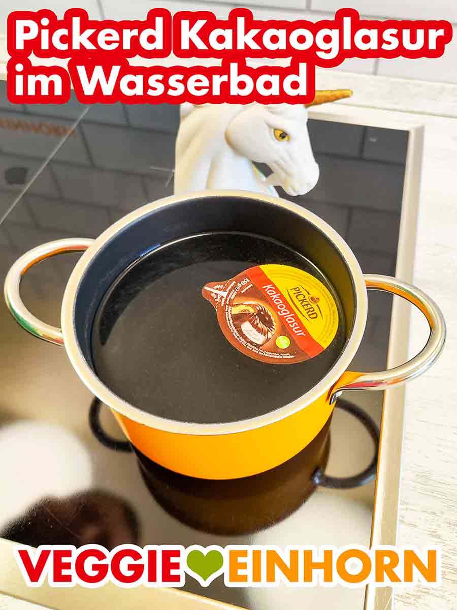 Die Kakaoglasur von Pickerd schmilzt in der geschlossenen Packung im Wasserbad. Pickerd Kakaoglasur im Wasserbad