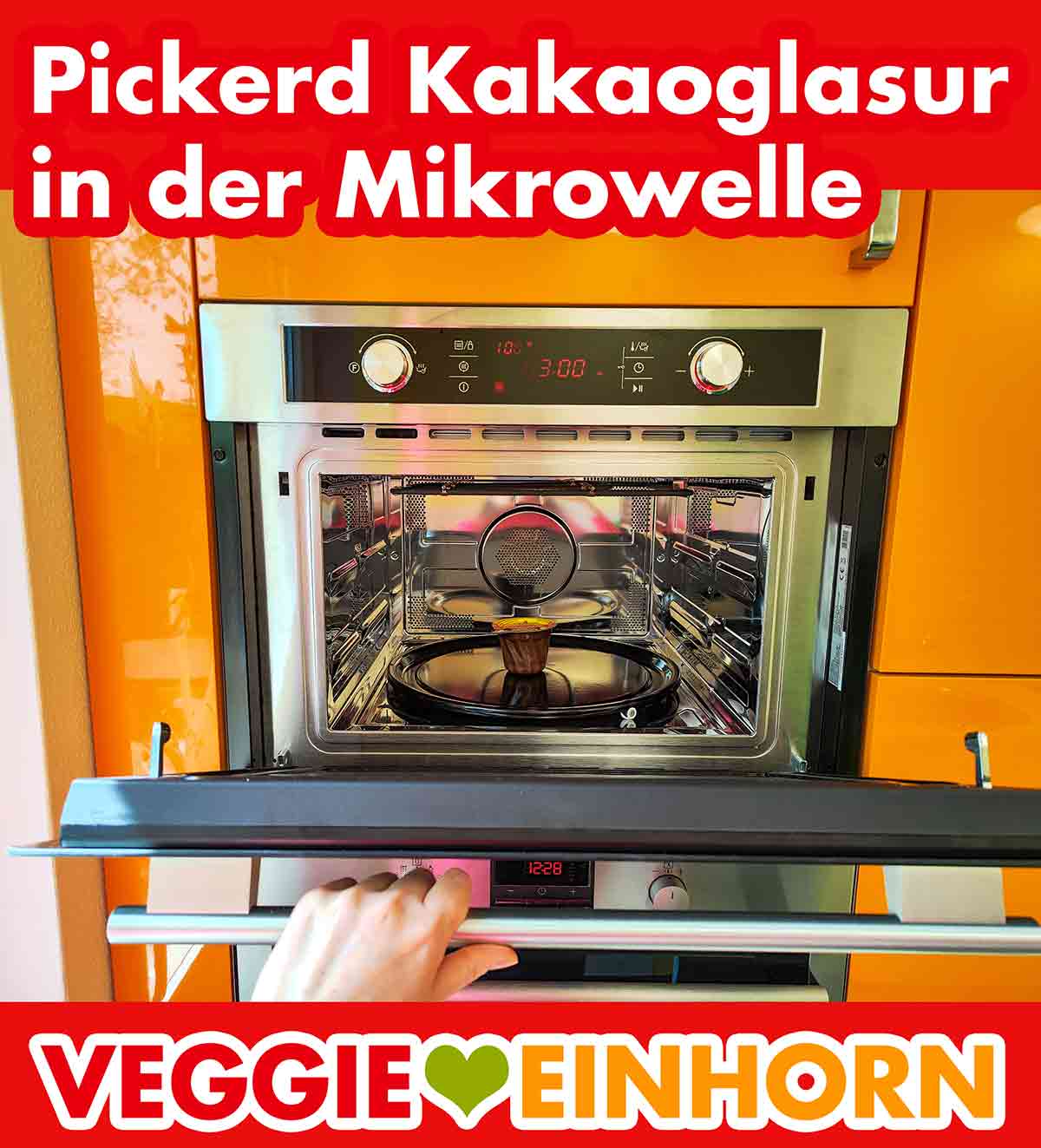 Die Kakaoglasur von Pickerd kann bei höchstens 250 Watt in der Mikrowelle erwärmt werden. Eine Packung Pickerd Kakaoglasur in einer Mikrowelle