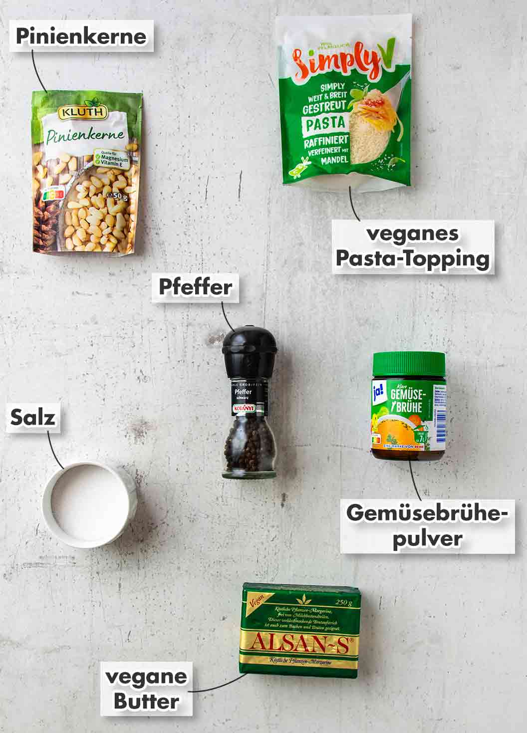 Kluth Pinienkerne, Simply V Gerieben Pasta, Salz, Pfeffer, Rewe ja! Gemüsebrühe Pulver, Alsan-S Pinienkerne, veganer Parmesanersatz, Salz, Pfeffer, Gemüsebrühe Pulver, vegane Butter