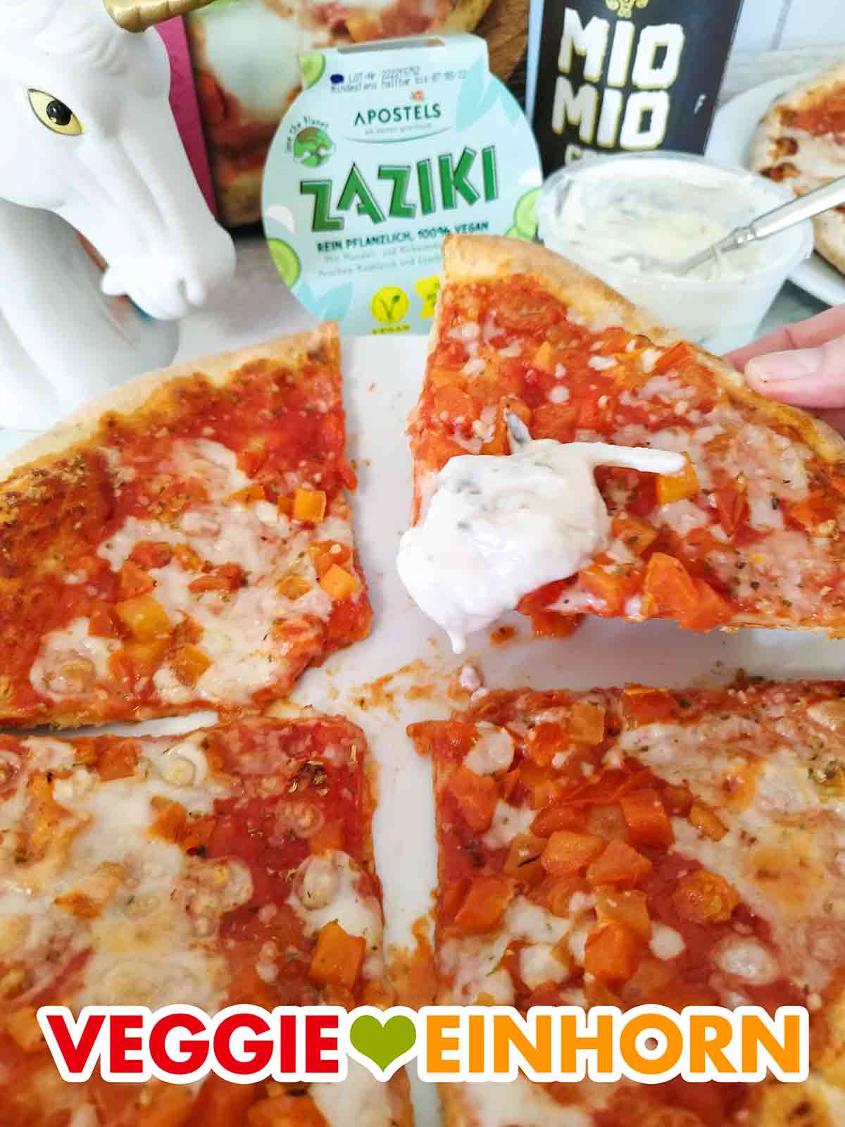 Vegane Pink Pizza mit Apostels veganem Zaziki Ein Stück vegane Pizza mit veganem Zaziki von Apostels