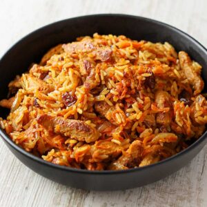 Veganer Plov mit Reis und Sojaschnetzeln