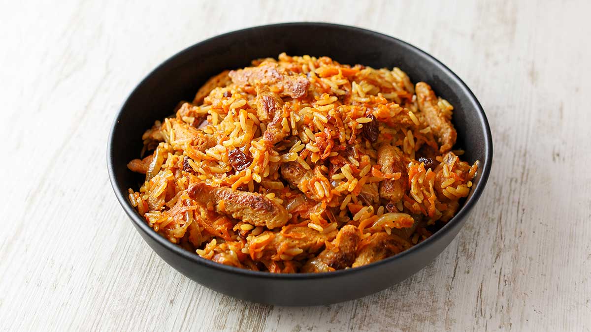 Der Plov ist vegetarisch und vegan. Veganer Plov mit Reis und Sojaschnetzeln
