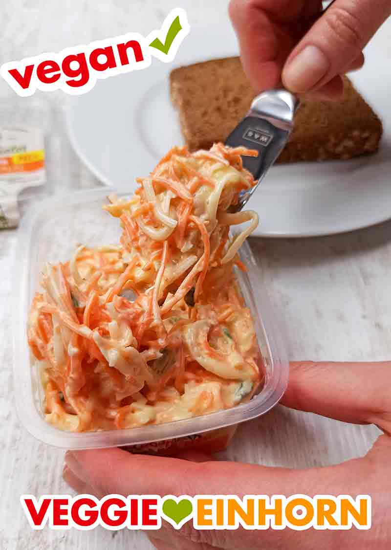 Der vegane Farmersalat von Popp ist lecker mit viel veganer Mayo. Der vegane Farmersalat von Popp wird mit einem Messer aus der Packung entnommen.