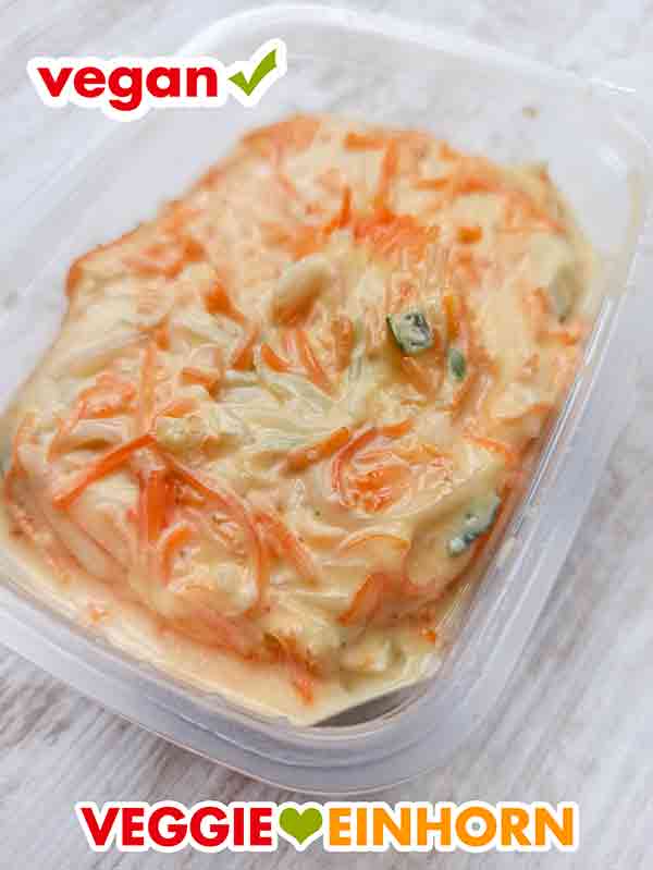 Der vegane Farmersalat von Popp sieht sehr appetitlich aus. Der vegane Farmersalat von Popp Feinkost in der geöffneten Packung