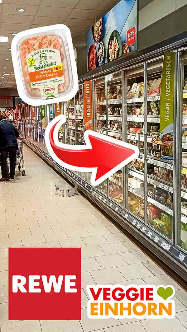 Kühlregal bei Rewe mit veganen Lebensmitteln Veganer Farmersalat von Popp im Kühlregal im Supermarkt