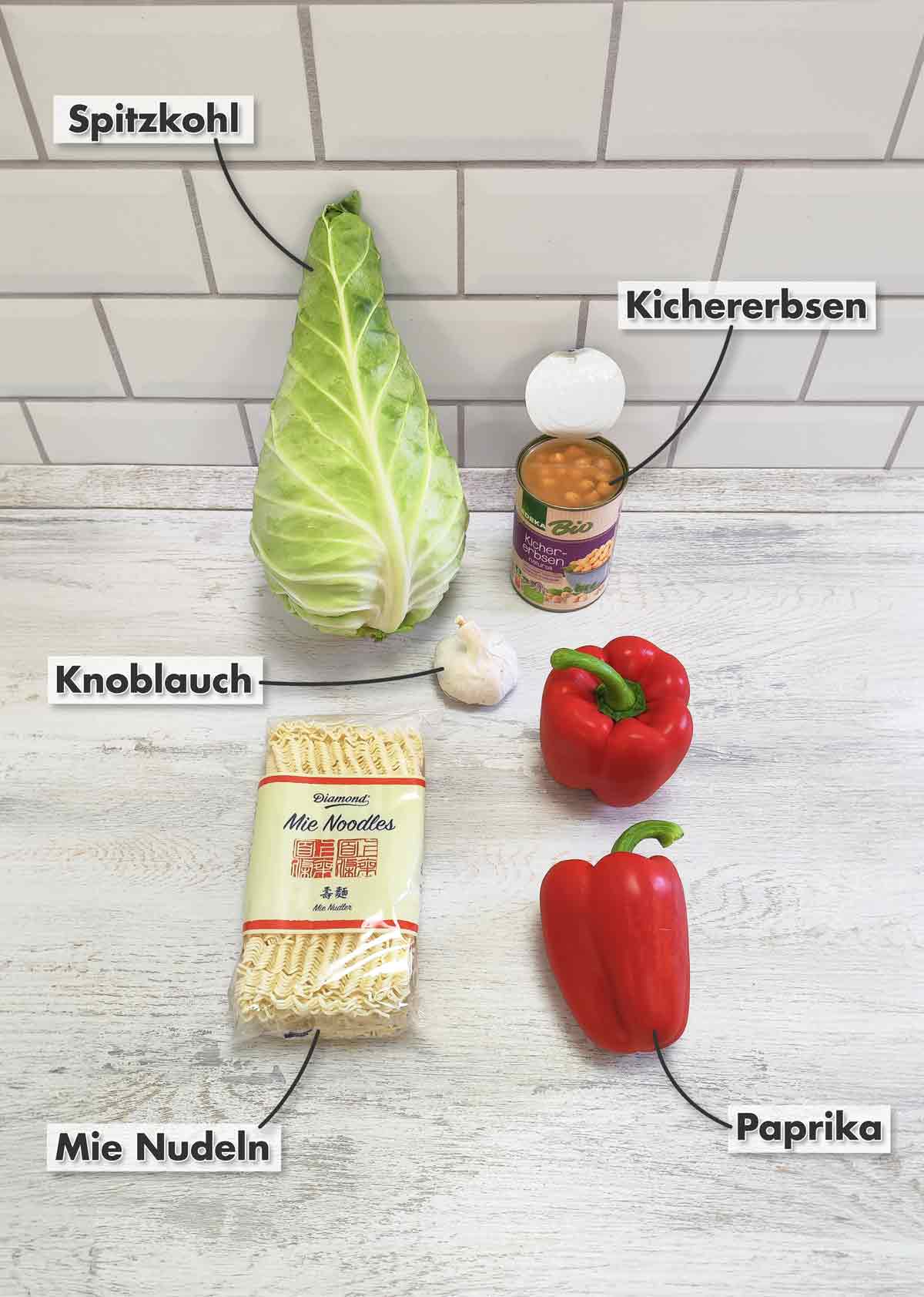 Spitzkohl oder Weißkohl, Edeka Bio Kichererbsen, Diamond Mie Noodles ohne Ei, Knoblauch, rote Paprika Spitzkohl, eine Dose Kichererbsen, Knoblauch, Paprika, vegane Mie Nudeln