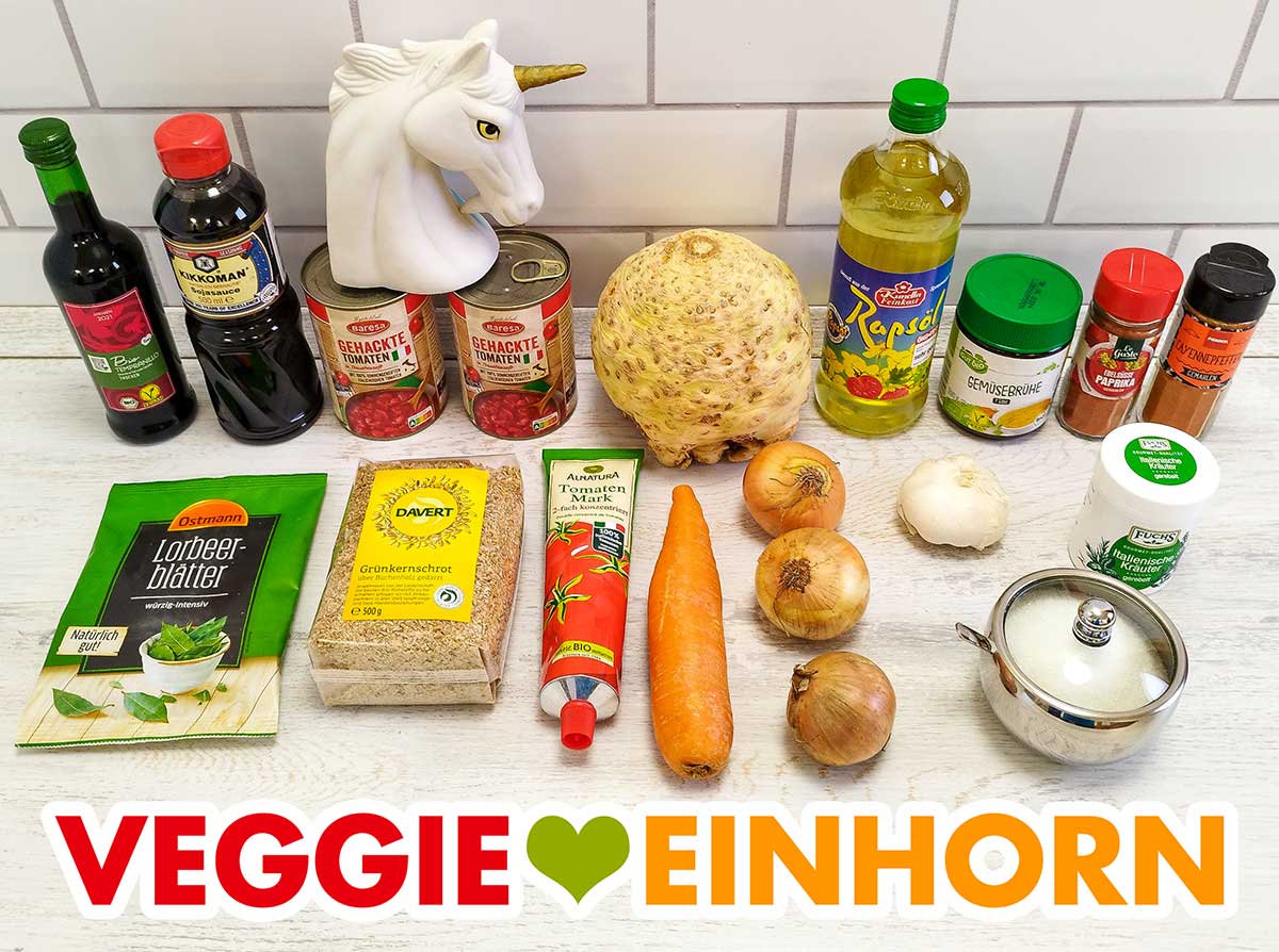 Penny Naturgut Rotwein, Kikkoman Sojasauce, Baresa Gehackte Tomaten von Lidl, Sellerie, Kunella Feinkost Rapsöl, Aldi Gut Bio Gemüsebrühe, Aldi Le Gusto Edelsüße Paprika, Penny Cayennepfeffer, Ostmann Lorbeerblätter, Davert Grünkernschrot, Alnatura Tomatenmark, Karotte, Zwiebeln, Knoblauch , Fuchs Italienische Kräuter gerebelt, Zucker Vegane Lebensmittel für Grünkern Bolognese