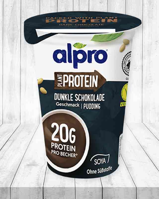 Ein Becher High Protein Pudding von Alpro in der Geschmacksrichtung Dunkle Schokolade. Schoko Protein Pudding von Alpro