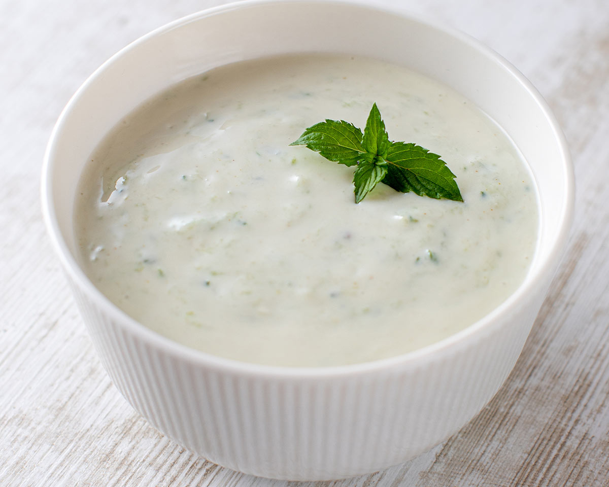 Schale mit indischer Gurken Raita mit Minze
