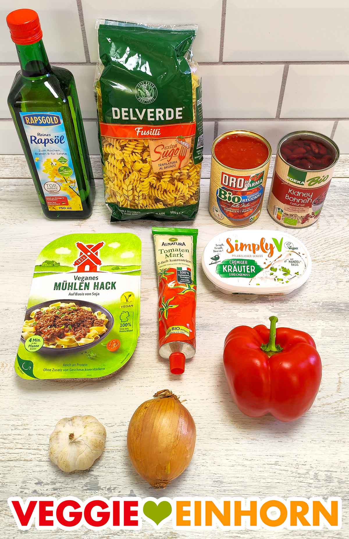 Rapsgold Rapsöl, Delverde Fusilli, Oro di Parma Bio Stückige Tomaten, Edeka Bio Kidneybohnen, veganes Mühlen Hack von Rügenwalder, Alnatura Tomatenmark, Simply V veganer Kräuterfrischkäse, rote Paprika, Knoblauch, Zwiebel Öl, Nudeln, Tomatenstücke, Kidneybohnen, veganes Hack, Tomatenmark, veganer Kräuterfrischkäse, rote Paprika, Knoblauch, Zwiebel