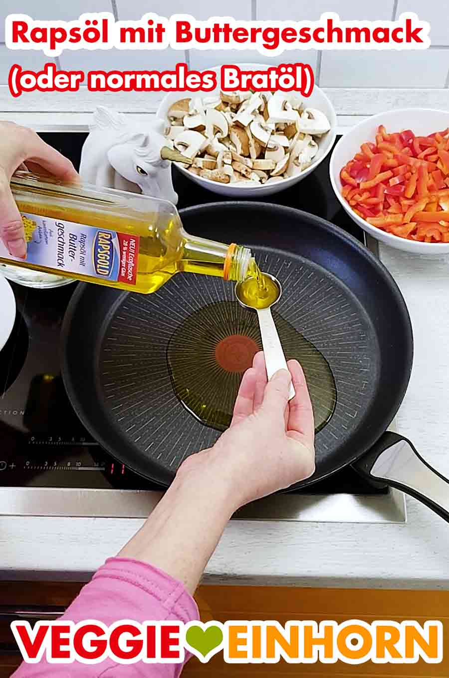 Du kannst auch normales, geschmacksneutrales Bratöl verwenden. Rapsöl mit Buttergeschmack wird in die Pfanne gegeben