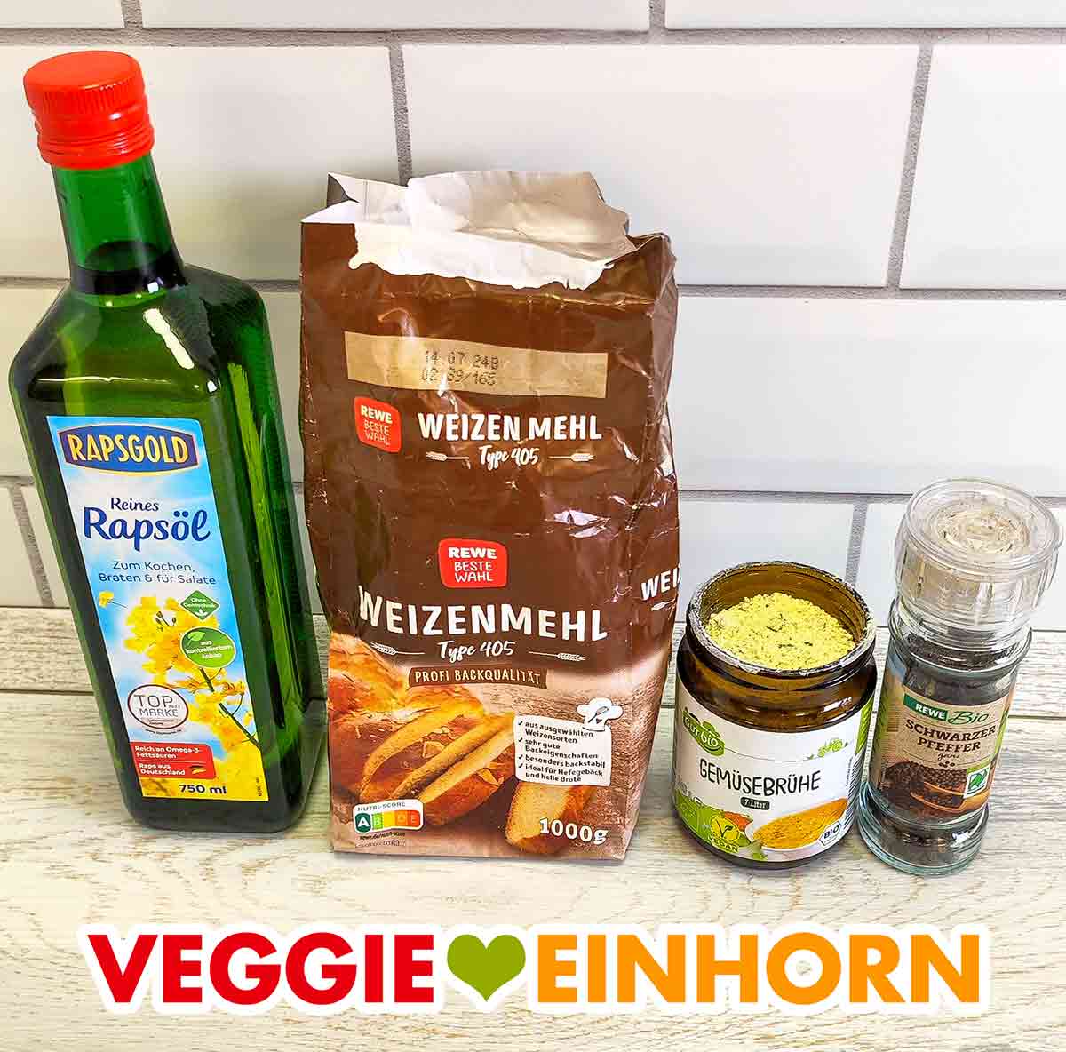 Raffiniertes Rapsöl von Rapsgold, Rewe Beste Wahl Weizenmehl, Aldi Gut Bio Gemüsebrühe Pulver, Pfeffermühle von Rewe Bio Neutrales Rapsöl, Weizenmehl Type 405, veganes Gemüsebrühe Pulver, schwarzer Pfeffer