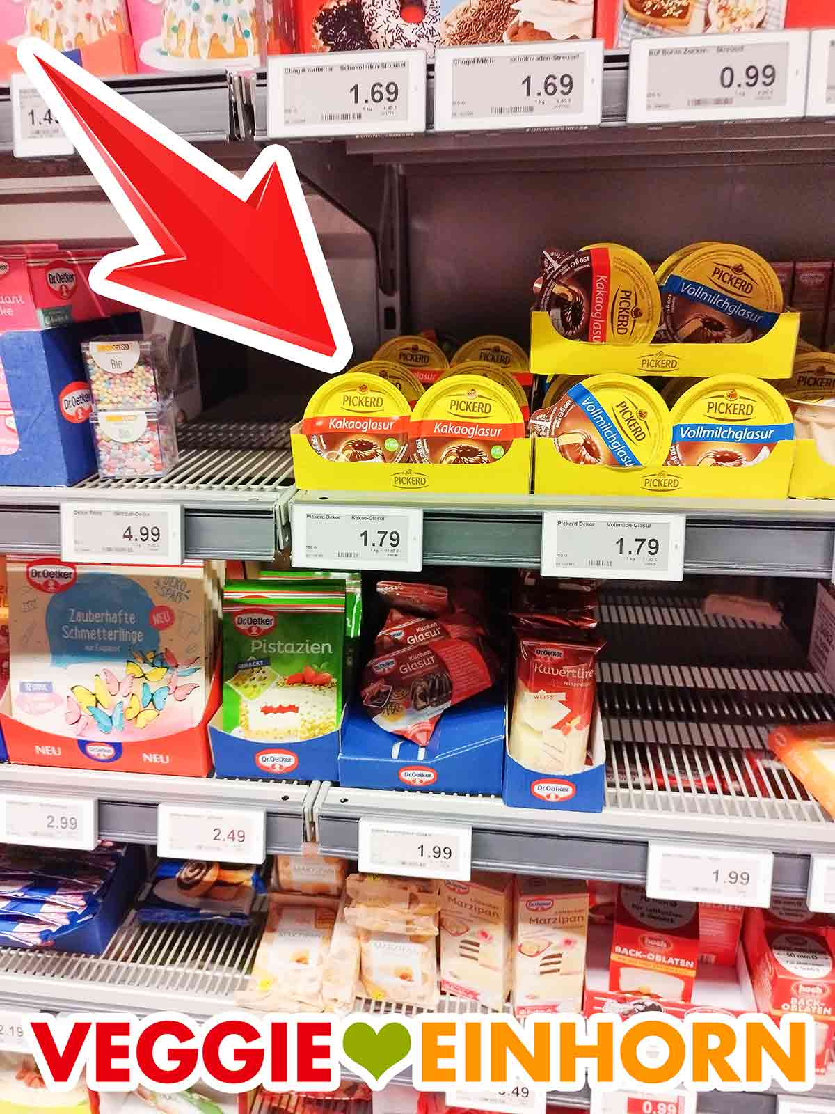Pickerd Kakao Glasur ist vegan. Regal im Supermarkt mit Backzutaten und veganer Kakaoglasur von Pickerd