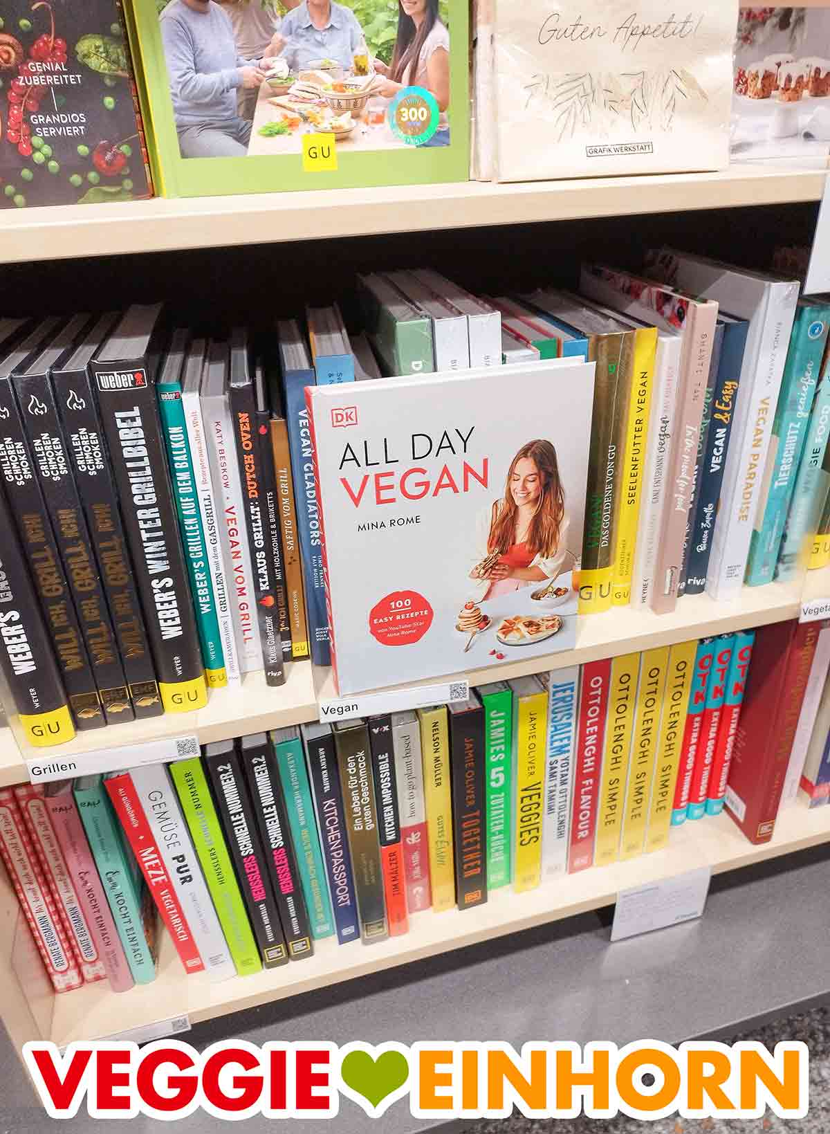 In der Buchhandlung gibt es einige der besten veganen Kochbücher. Das vegane Kochbuch von Mina Rome in der Vegan-Abteilung in der Buchhandlung