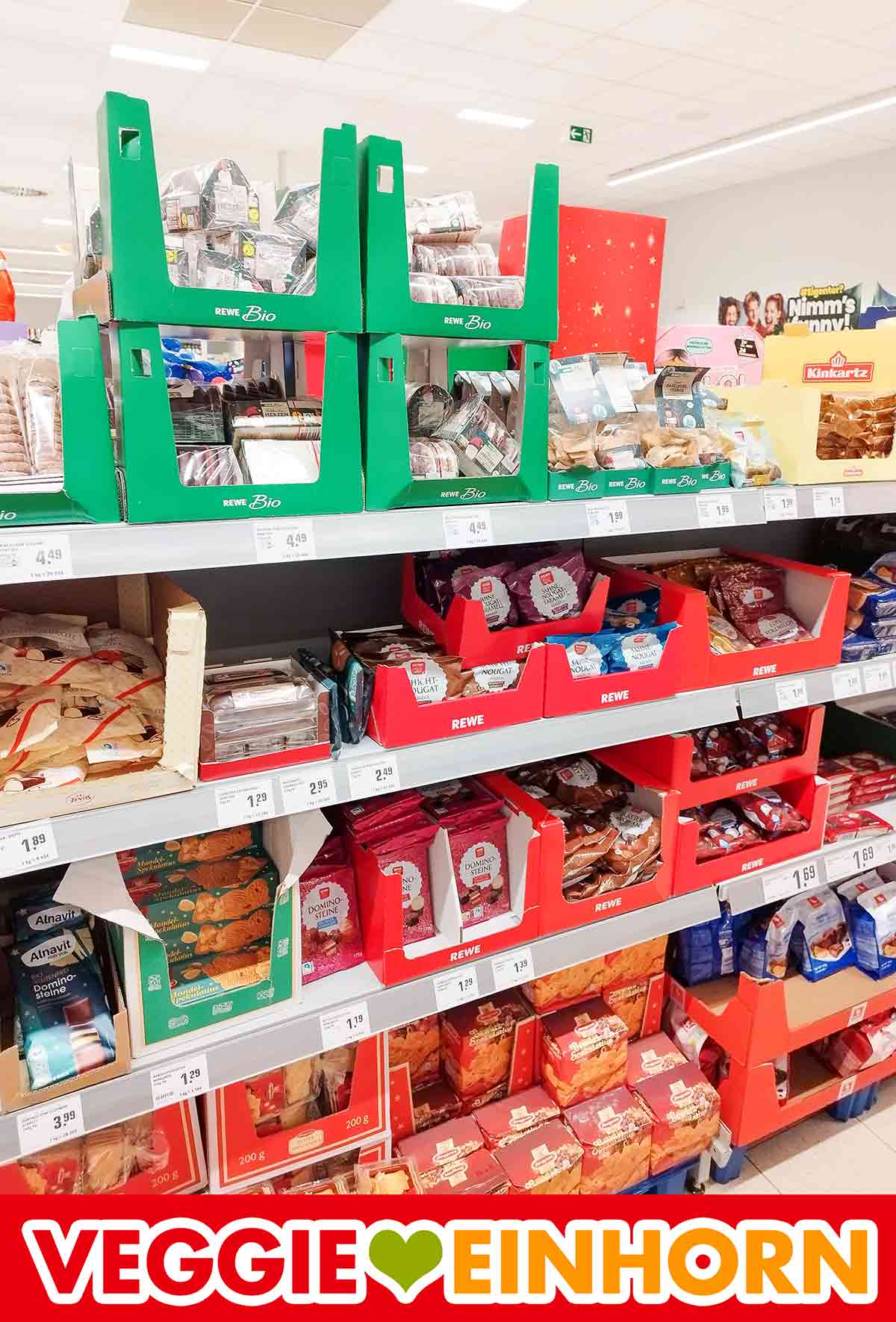Einige der Rewe Bio Weihnachtssüßigkeiten sind vegan. Regal mit Weihnachtssüßigkeiten bei Rewe
