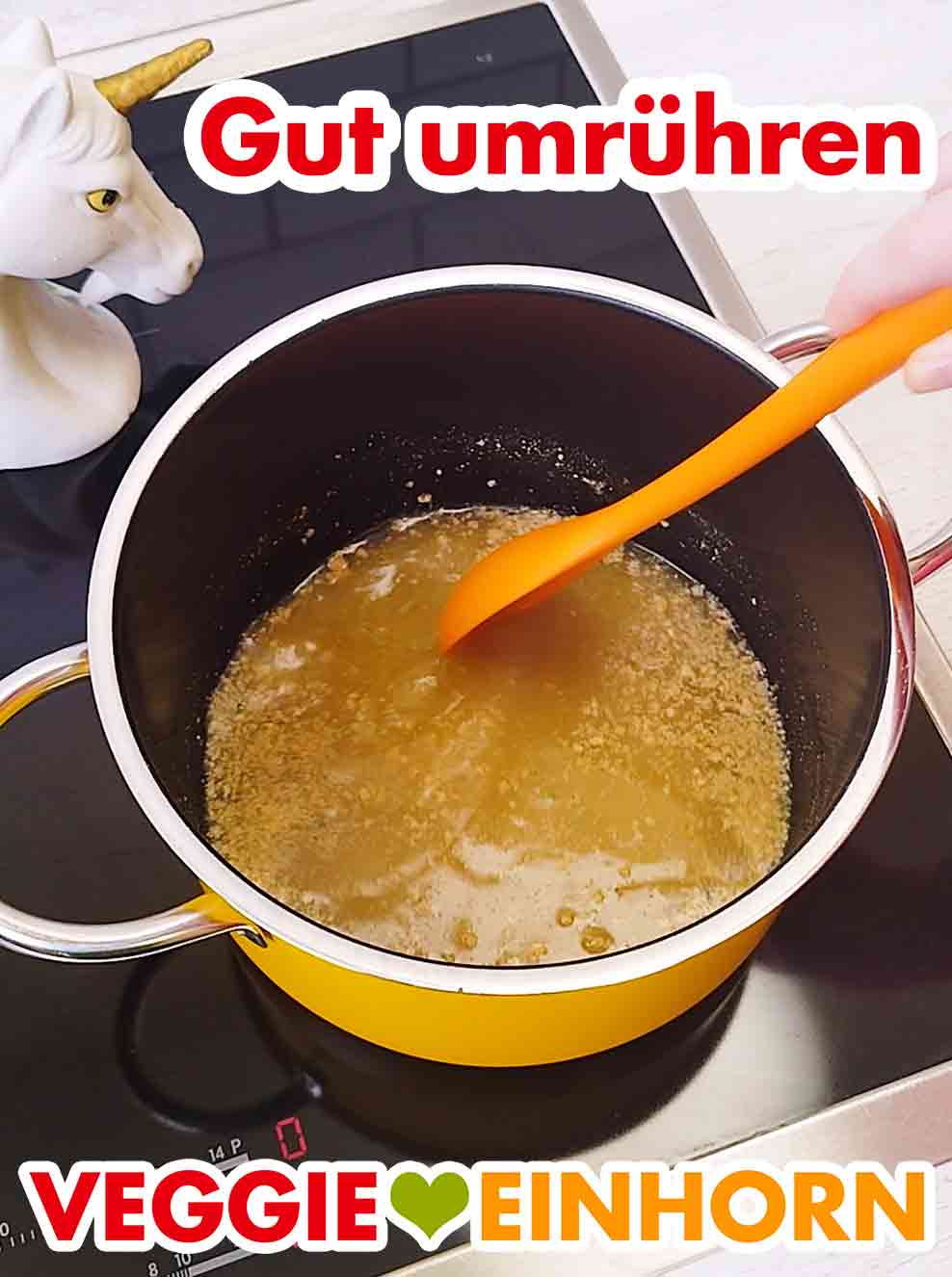 Gut umrühren. Reis, Wasser und Gemüsebrühe Pulver werden im Topf umgerührt.