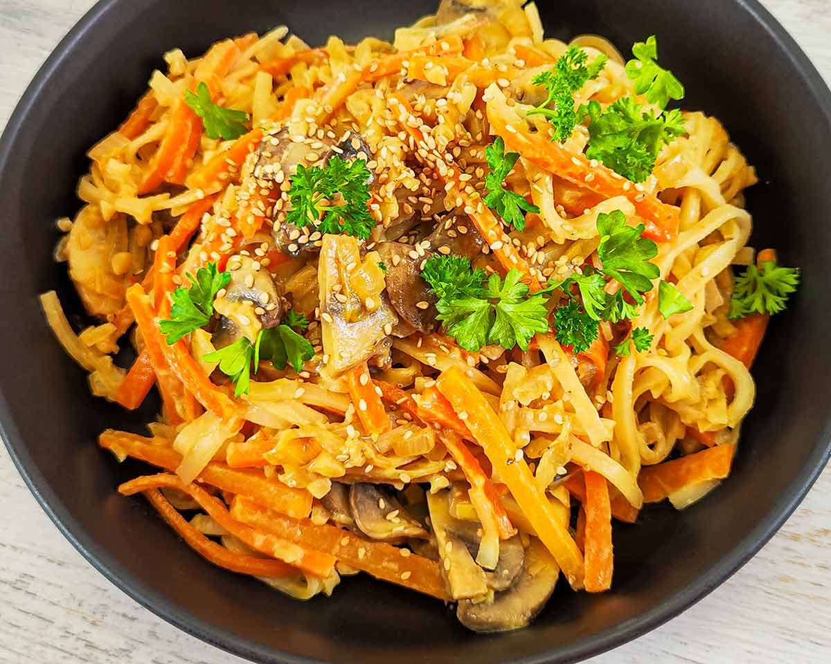 Reisbandnudeln mit Möhren, Champignons und veganer Miso-Mandelmus-Soße