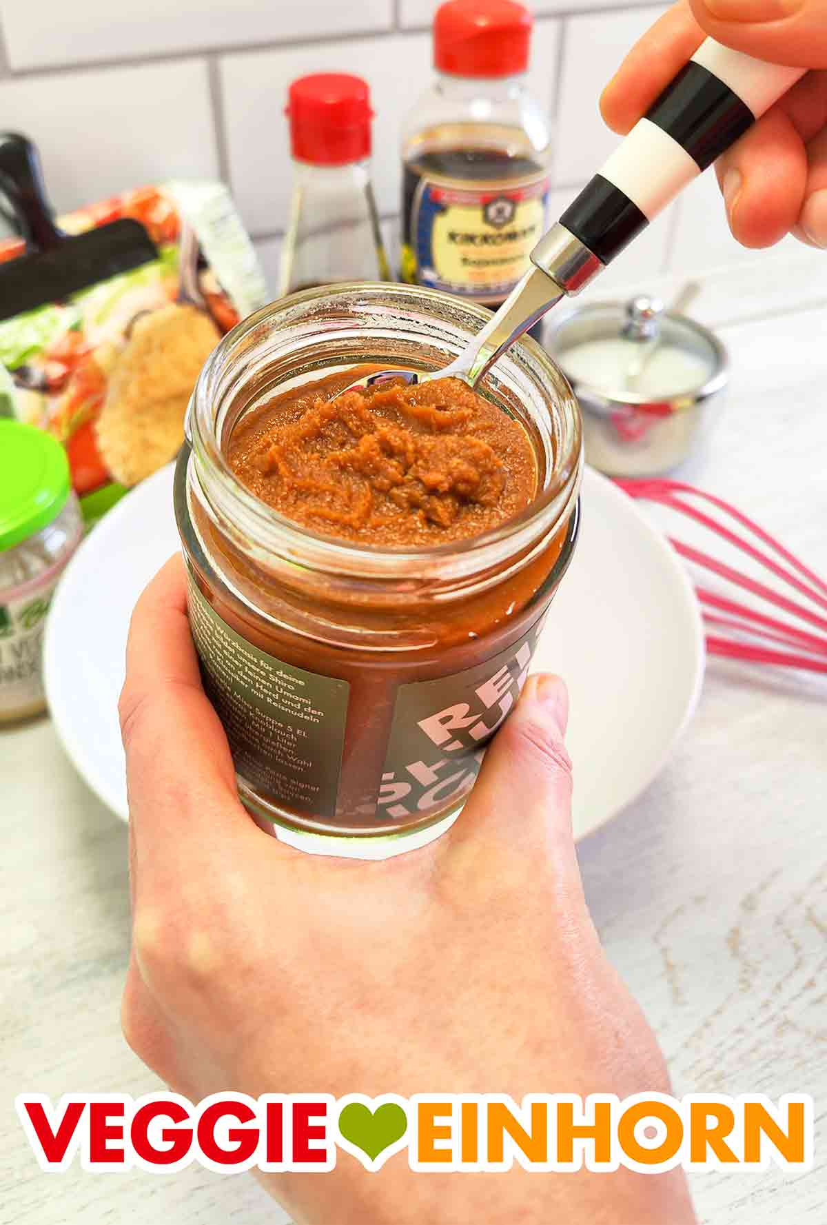 Ich entnehme die Shiro Miso Paste von Reishunger mit einem Löffel. Teelöffel im Shiro Miso Glas von Reishunger