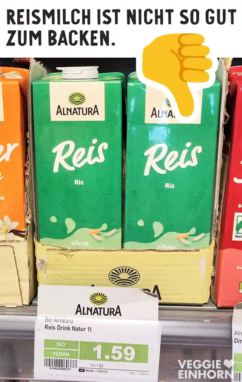 Regal mit Alnatura Reismilch-Packungen. Oben steht: Reismilch ist nicht so gut zum Backen. Daneben ein Daumen nach unten.