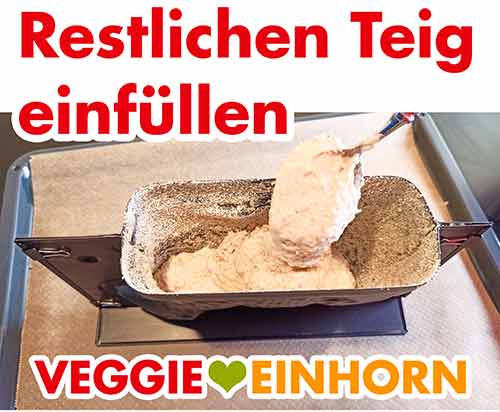 Der restliche Teig wird in die Osterlamm Backform gefüllt Einfüllen des restlichen Teiges