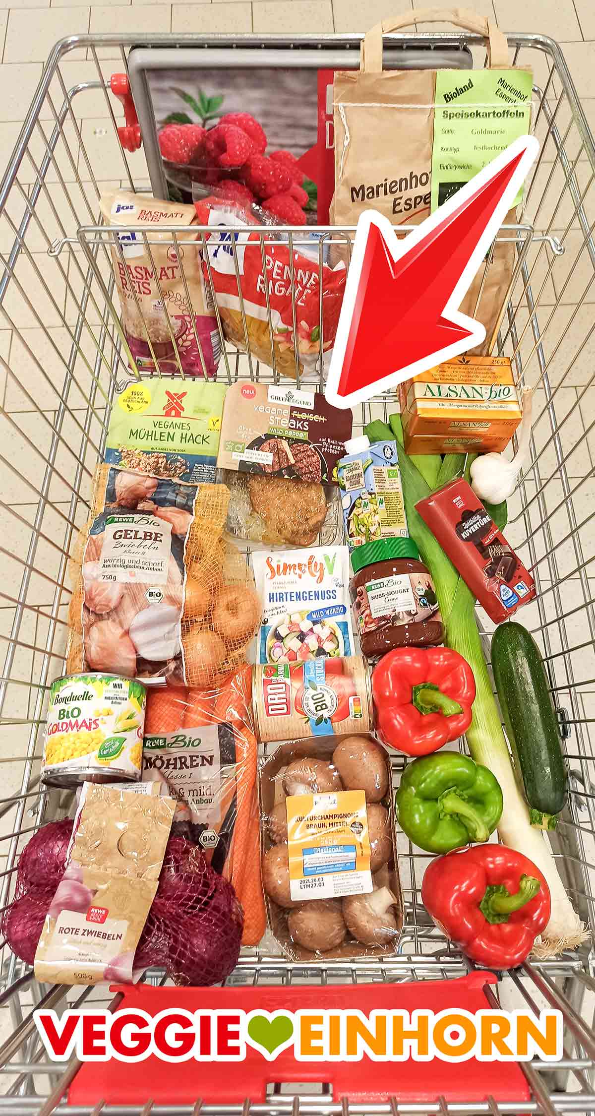 Vegane Steaks und andere vegane Lebensmittel im Einkaufswagen Einkaufswagen im Rewe mit veganen Steaks von Green Legends