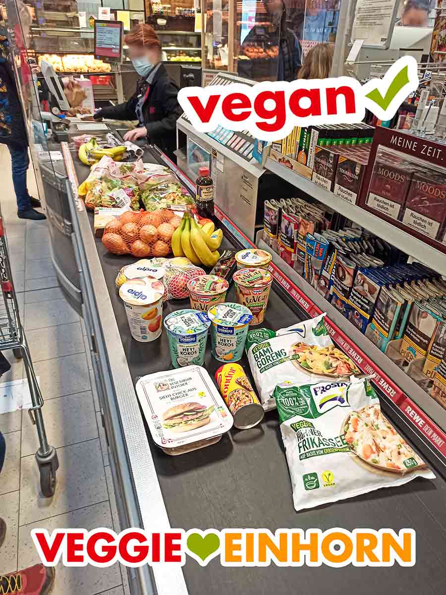 Ich habe das Veggie Hühnerfrikassee von Frosta bei Rewe gekauft. Das vegane Hühnerfrikassee von Frosta an der Kasse bei Rewe