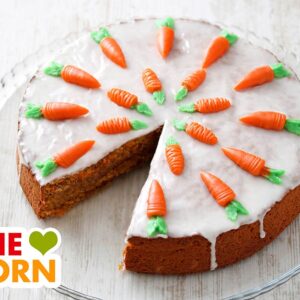 Möhrenkuchen mit Mandeln auf einer Kuchenplatte