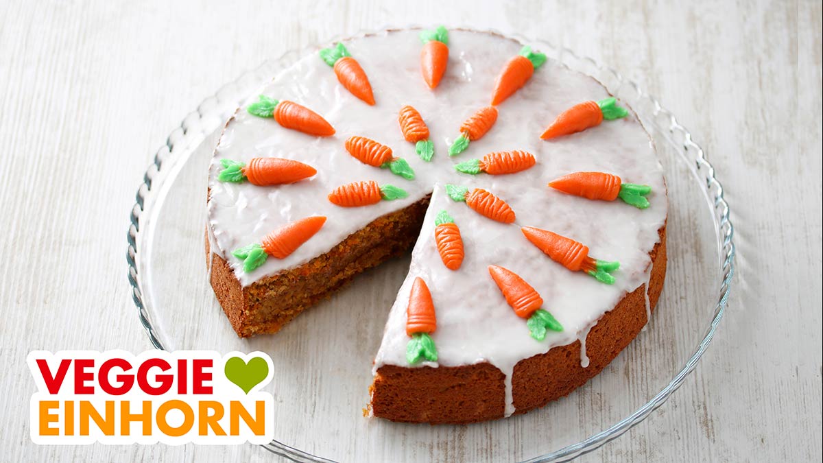 Möhrenkuchen mit gemahlenen Mandeln Möhrenkuchen mit Mandeln auf einer Kuchenplatte