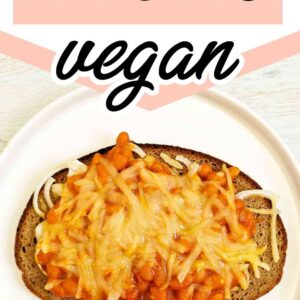 Rezept für überbackenes Brot mit veganem Käse und Baked Beans