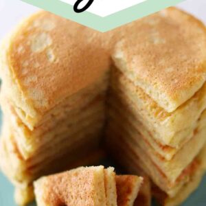 Vegane amerikanische Pancakes mit Eiersatz mit einer Gabel