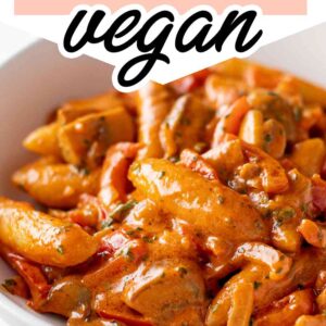 Rezept für vegane Schupfnudelpfanne mit Paprika und Pilzen.