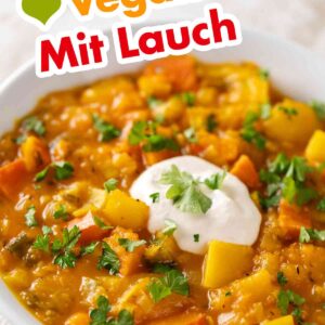 Rezept für veganen Kürbis Kartoffel Eintopf mit Lauch und veganer Crème fraîche
